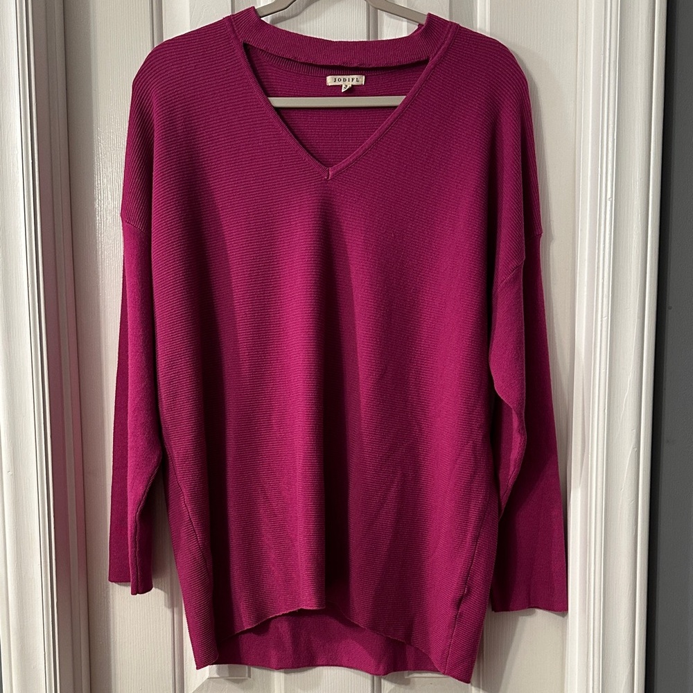 JODIFL Women's V-Neck Sweater in Magenta
